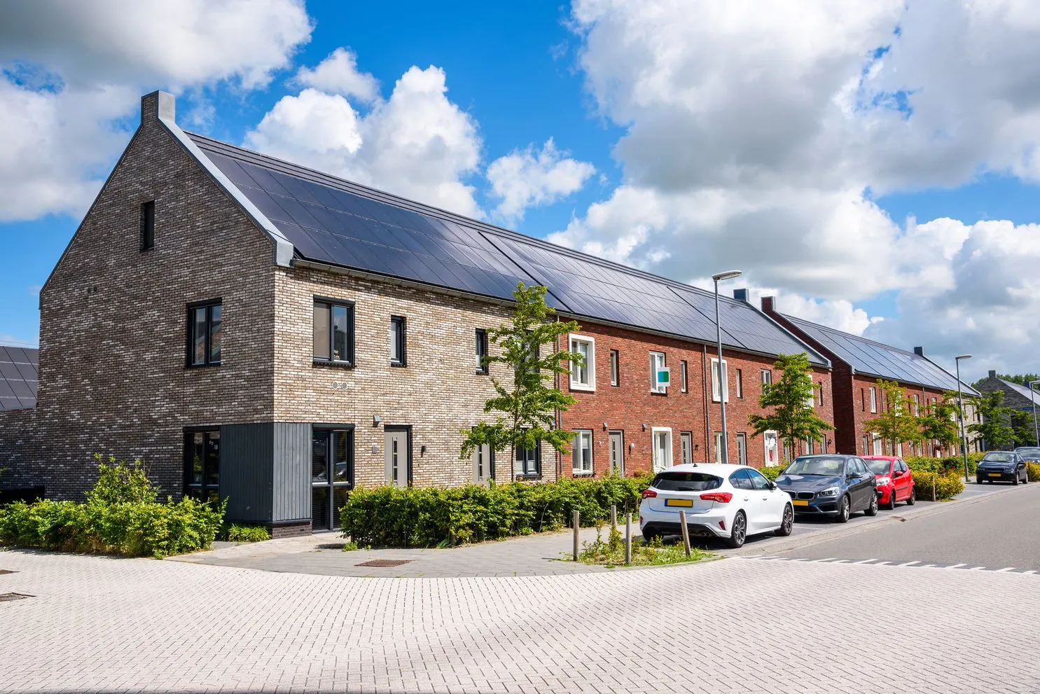 Rijtjeswoningen met zonnepanelen op het dak